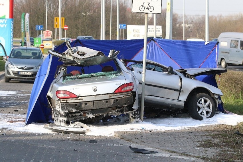 Śmiertelny wypadek na Psim Polu. Auto rozpadło się po uderzeniu w latarnię (ZDJĘCIA)