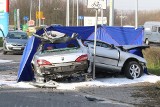 Śmiertelny wypadek na Psim Polu. Auto rozpadło się po uderzeniu w latarnię (ZDJĘCIA)