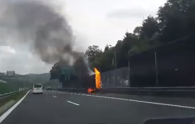 Dramat na drodze w Stróży. Motocykl stanął w ogniu, płonęły ekrany akustyczne [ZDJĘCIA]