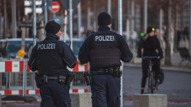Niskim wyrokiem dla gwałciciela wzburzeni są również niemieccy policjanci.