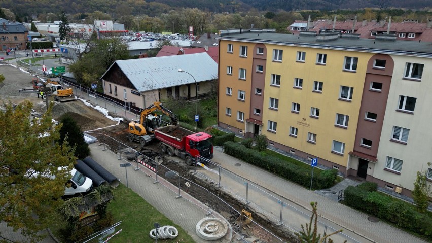 Powiat sanocki podjął trudną decyzję i przebudowuje ul. Mickiewicza w Sanoku, jedną z ważniejszych arterii miasta [WIDEO]