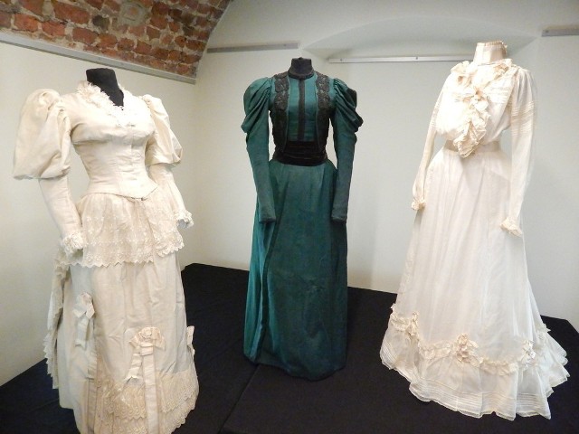Wystawa prezentuje dawne stroje, reprodukcje oraz gazety poświęcone modzie.