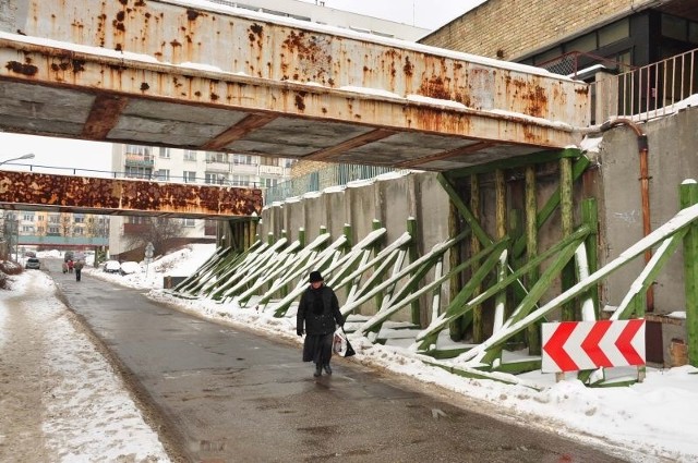 W kolejce do wyburzenia czekają dwie zniszczone kładki nad ulicą Komandosów. Ze względu na fatalny stan zostały zabezpieczone drewnianymi stemplami.
