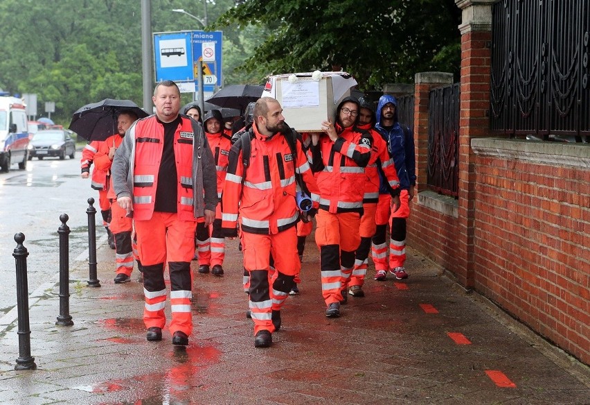 Ratownicy medyczni przeszli w Szczecinie w żałobnym kondukcie 