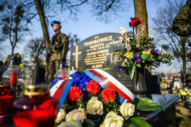 Dziś przypada 8. rocznica katastrofy smoleńskiej. Jej obchody rozpoczęły się w Bydgoszczy już 8 kwietnia, a dziś odbyła się w naszym mieście kolejna uroczystość. O godz. 8.30 wicewojewoda Józef Ramlau złożył kwiaty na grobie prezydenckiego tłumacza Aleksandra Fedorowicza, który jest pochowany na cmentarzu parafialnym przy kościele pw. Św. Józefa Rzemieślnika.Główne obchody rocznicowe w Bydgoszczy odbywały się w poniedziałek 9 kwietnia.