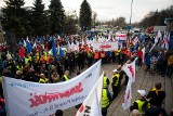 Kraków. Związkowcy z ArcelorMittal nie chcą wygaszenia wielkiego pieca, jest protest [ZDJĘCIA]