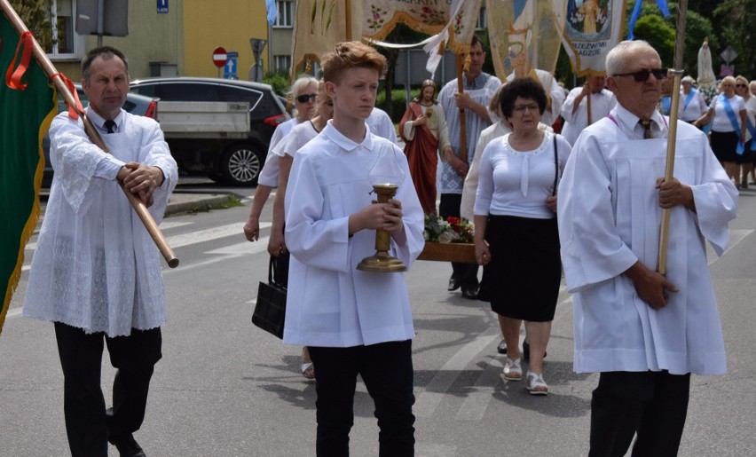 Boże Ciało w Ostrołęce. Procesja z kościoła farnego. 16.06.2022. Zdjęcia