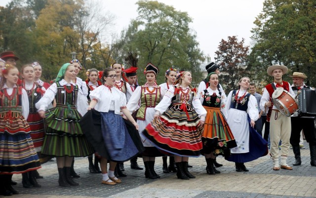 Punktualnie o godz. 17 na placu Litewskim rozpoczęło się wywijanie hołubca.