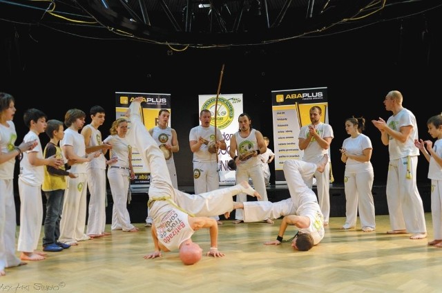 Capoeira pozwala graczom rozwinąć się nie tylko fizycznie, ale też duchowo. Poprzez ćwiczenie mogą uporządkować swój świat. Treningi dają też swoisty rodzaj energii, której nie znajdziemy gdzie indziej.