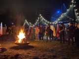 O 4 rano w Dolinie Silnicy w Kielcach rozpalono ogień na znak solidarności z Ukrainą. Mija rok od rozpoczęcia wojny. Zobacz zdjęcia