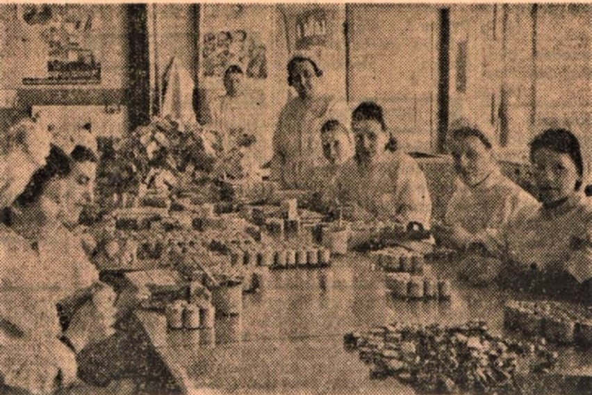 Kobiety przy pracy w bydgoskiej fabryce kosmetyków "Halina"
