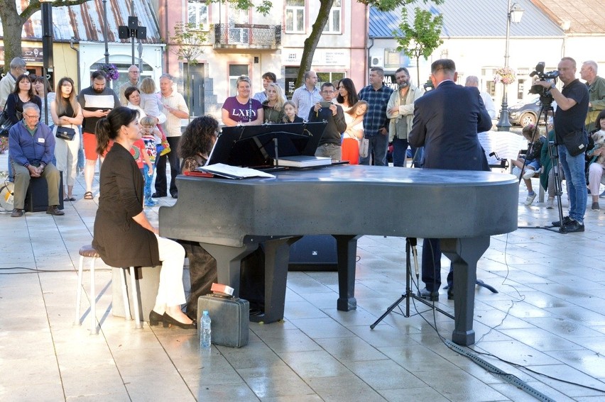 Zespół „Contradanza” dał w Stalowej Woli koncert z udziałem całorocznego fortepianu plenerowego. Zobacz zdjęcia