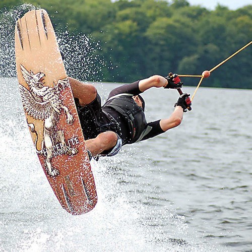 Skoki na wakeboardzie, czyli desce, w wykonaniu profesjonalisty.