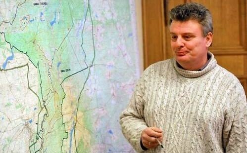 Piotr Grzmiel pokazuje rezerwat na mapie
