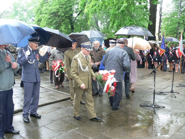Wiązankę kwiatów pod pomnikiem składa Józef Dąbrowski, prezes koła nr 13 Związku Byłych Żołnierzy i Oficerów Rezerwy Wojska Polskiego.