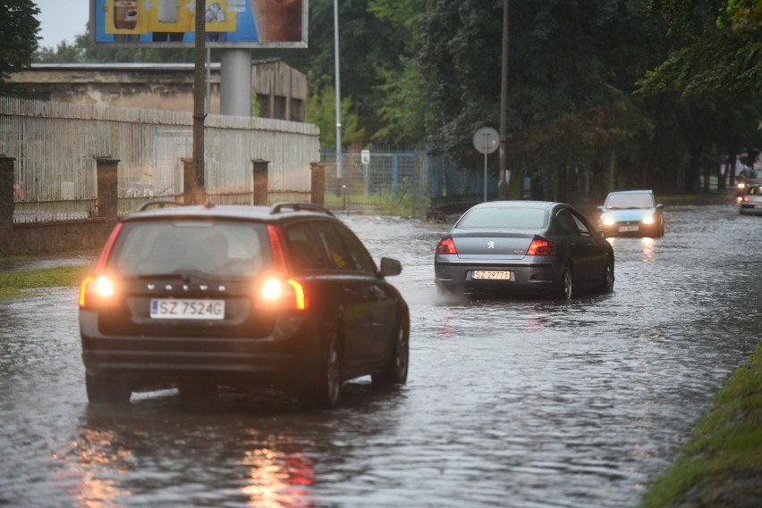 Zalane Zabrze po burzy 30 lipca. Drogi jak rzeki, zalany...