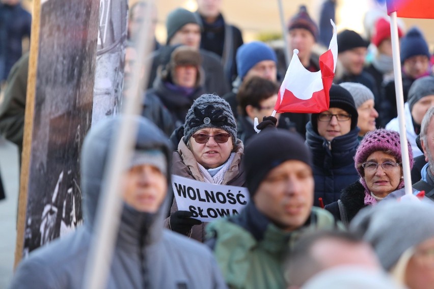 Pikieta przeciw ograniczeniom wobec dziennikarzy pod Teatrem...