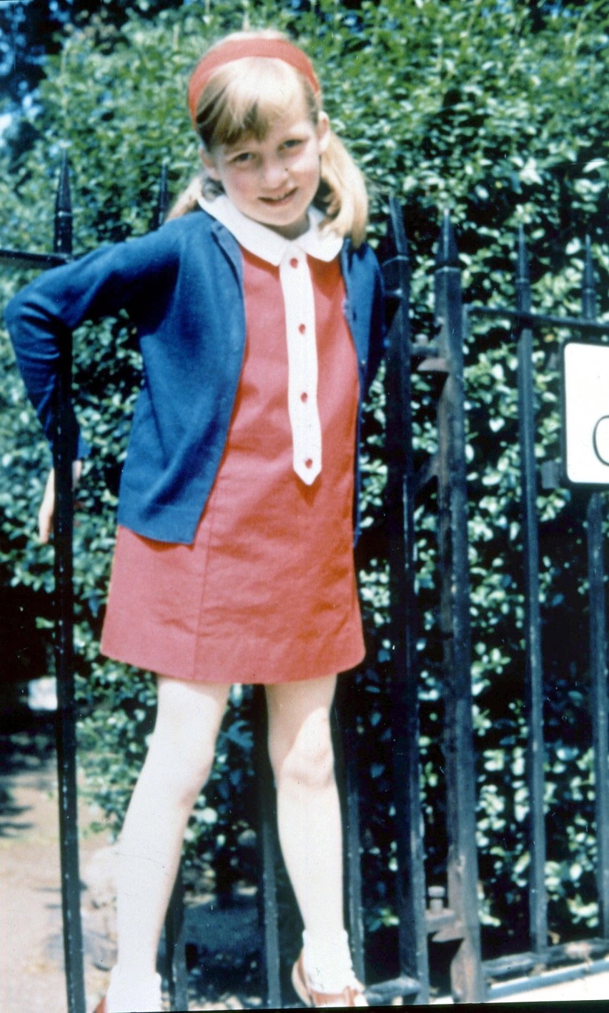 Lady Diana Spencer latem 1968 roku w Cadogan Palace Gardens,...