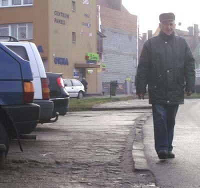 - Rzeczywiście bardzo tu niebezpiecznie i auta przeszkadzają mieszkającym w tym bloku - potwierdza spotkany przez nas na spacerze Władysław Jagodziński