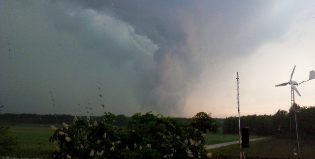 20 maja o godz. 19, podczas burzy zaczęła się formować chmura na kształt tornada. Zjawisko wystąpiło nad gminą Jedlińsk.