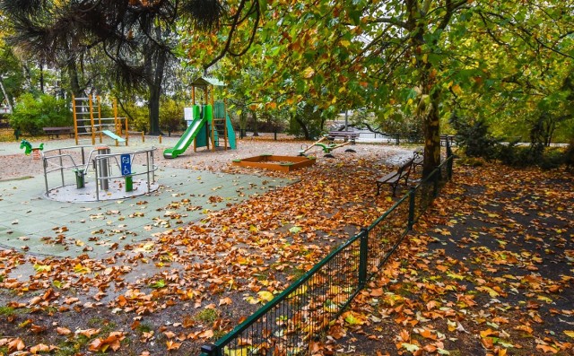 PoniedziałekTemperatura w ciągu dnia osiągnie 3 stopnie Celsjusza. Jednak temperatura odczuwalna wyniesie -3 stopnie Celsjusza. W ciągu dnia może wystąpić przejściowe zachmurzenie. Wiatr powieje z prędkością 13 km/h a ciśnienie wyniesie 1015,6 hPa. Tego dnia nie będzie jednak opadów deszczu. Noc będzie mroźna, termometry wskażą nawet -5 stopni Celsjusza.Zobacz prognozę na kolejne dni ------->