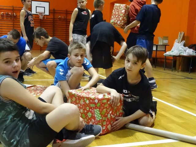 Młodzi koszykarze MKKS-u Rybnik pomagają w akcji „Szlachetna Paczka”
