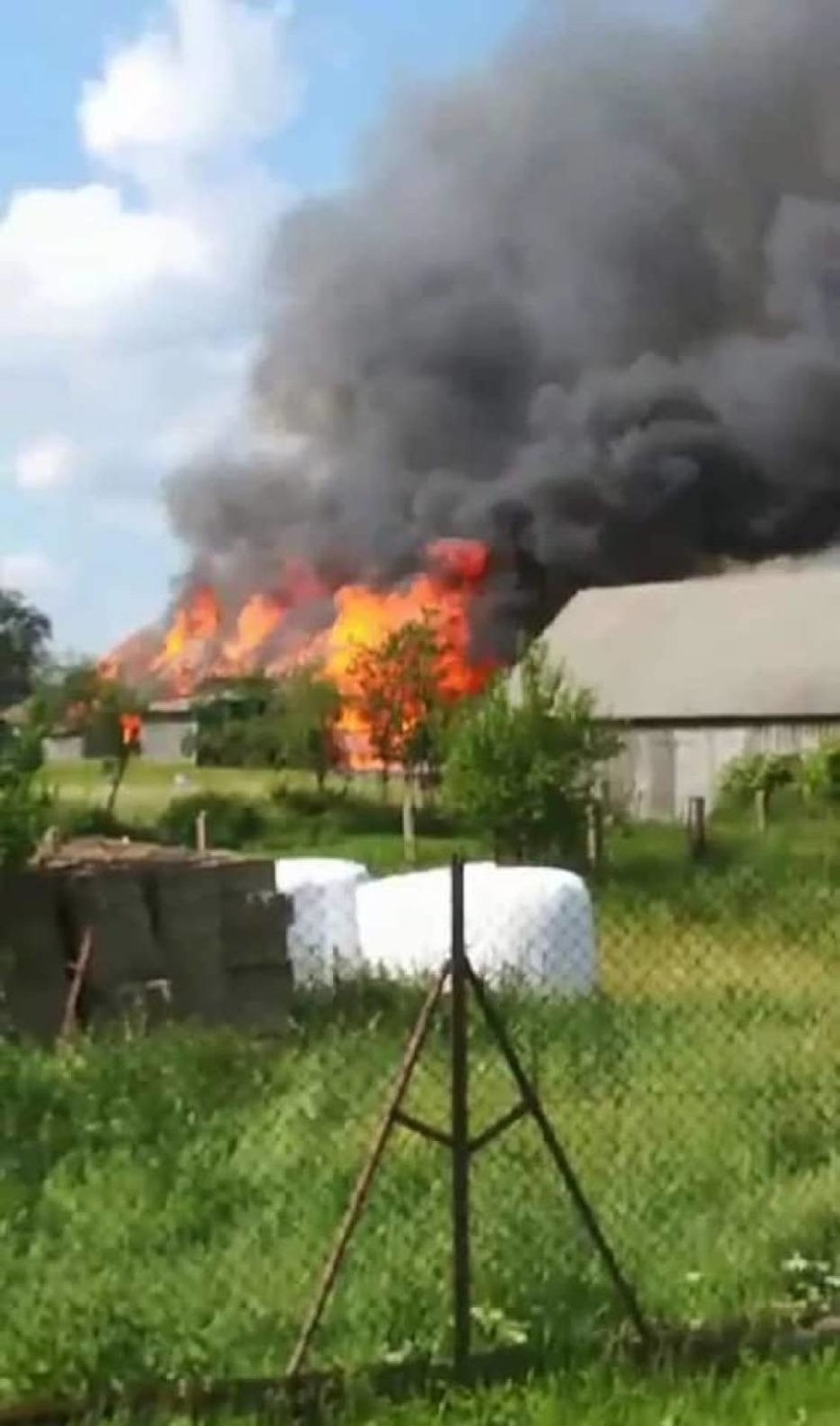 Pożar w Osowie. Rolnik stracił maszyny i część budynków. Potrzebna jest pomoc [ZDJĘCIA]