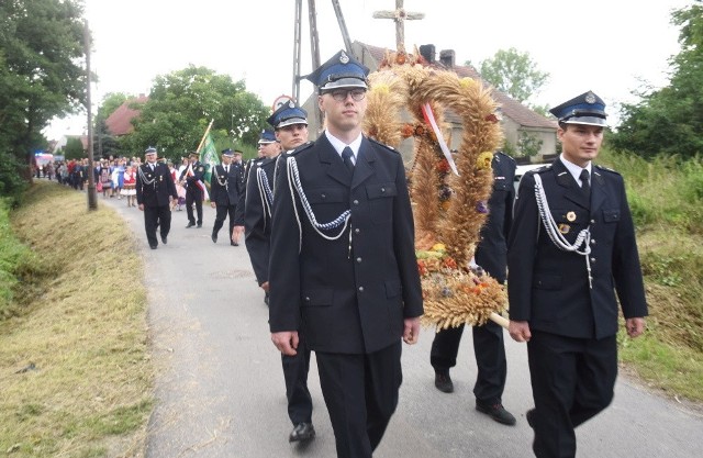 W sobotę w Zatoniu było naprawdę kolorowo, mieszkańcy mogli wziąć udział w Zielonogórskim Święcie Plonów, czyli popularnych dożynkach. Ulicami Zatonia przeszedł uroczysty korowód, a na scenie wystąpił m.in. zespół Nasza Łężyca, Zespół Pieśni i Tańca Maki oraz oczywiście gwiazda wieczoru - Eleni. Na mieszkańców czekały też inne atrakcje, dla najmłodszych gry i zabawy, a dla nieco starszych konkursy kulinarne. Nie zabrakło też rywalizacji o najpiękniejszy wieniec, zarówno tradycyjny jak i współczesny. Zapraszamy do naszej galerii, gdzie możecie zobaczyć jak wyglądały tegoroczne dożynki w Zielonej Górze!Wideo: Zielonogórskie dożynki w Zatoniu