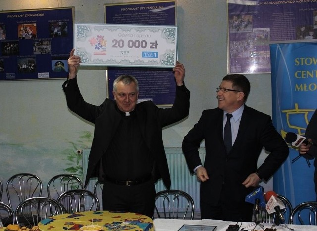 Czek na 20 tysięcy złotych przekazał na ręce księdza prezesa Arki księdza Andrzeja Tuszyńskiego poseł Zbigniew Kuźmiuk.