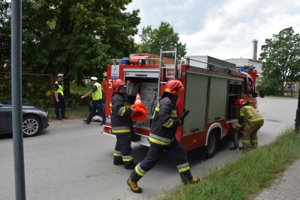 Bomba, pożar i ewakuacja - Powiatowe Ćwiczenie Obronne we Włoszczowie. Z udziałem służb, zarządu powiatu, przedstawicieli gmin (ZDJĘCIA)
