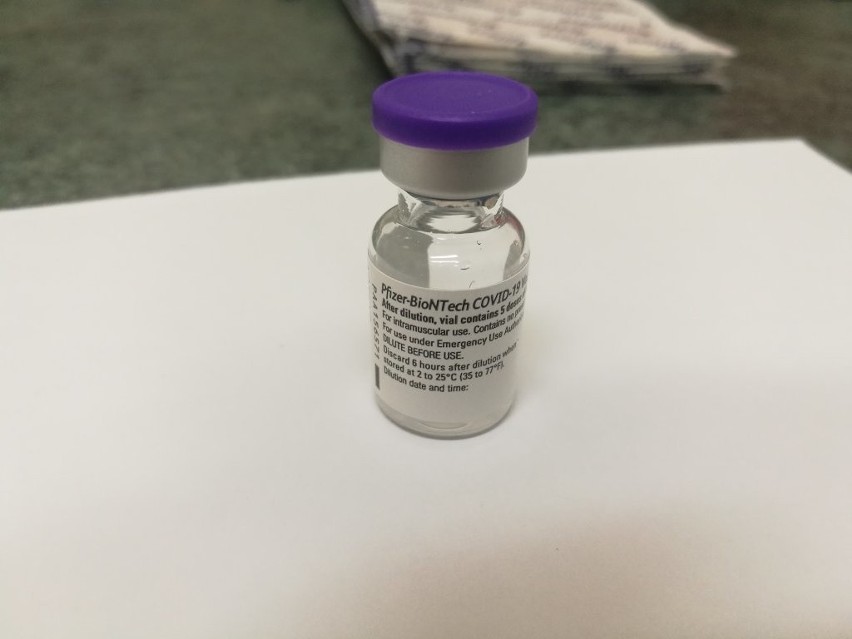 W szpitalu w Chmielniku ruszyły szczepienia przeciw COVID-19. "Koronawirus zbiera żniwo, korzystajmy ze szczepionki". Zobaczcie zdjęcia