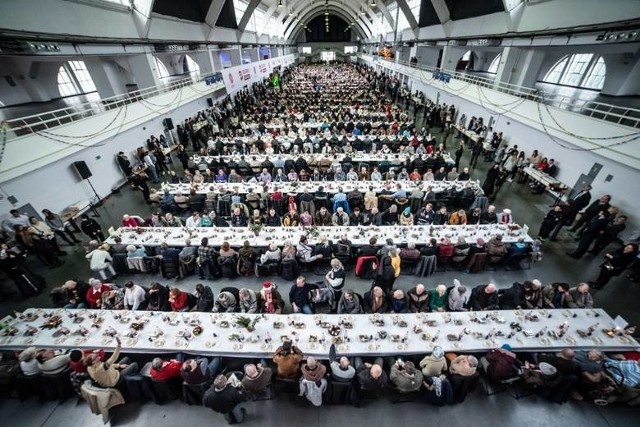 Coroczna wigilia Caritas na Międzynarodowych Targach Poznańskich to okazja do wspólnego posiłku dla ubogich lub samotnych.