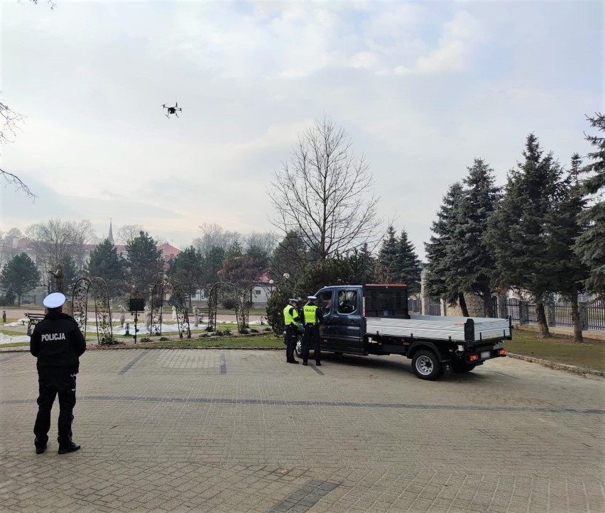 Nowy Sącz. Policyjny dron czuwał nad przestrzeganiem przepisów. Wystawiono kilkadziesiąt mandatów karnych