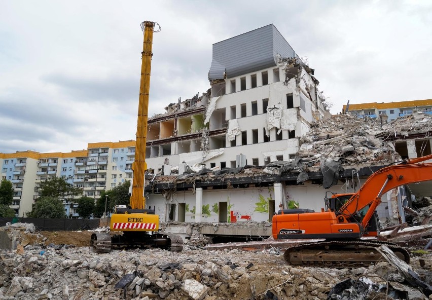 Gdańsk: Wyburzają pierwszy biurowiec na Zaspie. Był tu Pewex, bank i prywatne pogotowie. Będzie mieszkaniówka