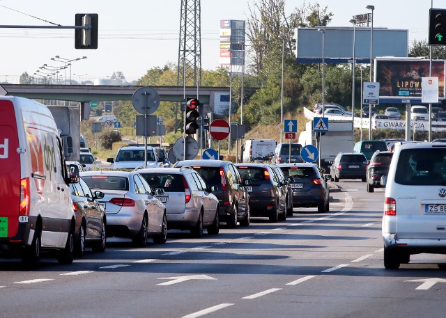 Kierowcy narzekają na działanie sygnalizacji na ulicy Południowej w Szczecinie.