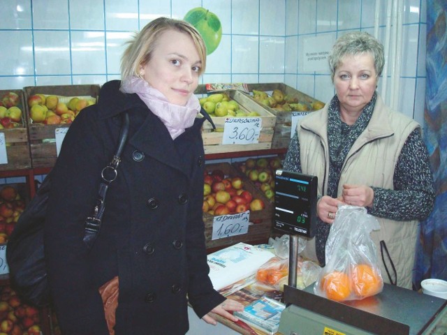 &#8211; Te budki i skwer to jedno z najładniejszych miejsc w Ełku &#8211; mówi Anna Mieczkowska (po lewej), klientka warzywniaka Jolanty Rycewicz .