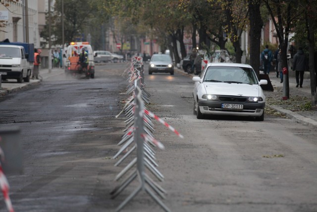 Ulica Kościuszki w Opolu. Drogowcy w najbliższych dniach na odcinku od Reymonta do Katowickiej będą układać asfalt.