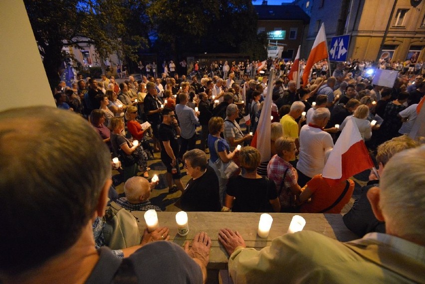 Protest pod Sądem Okręgowym w Kielcach. Setki kielczan świętowało weto prezydenta 