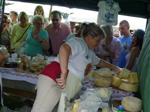 Stoiska sprzedających swoje wyroby producentów sera korycińskiego były oblegane przez kupujących. Agnieszka Gremza z Szumowa w swojej ofercie miała kilkanaście rodzajów sera.