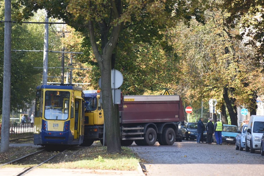 W Toruniu zderzyła się ciężarówka z tramwajem. Dwie osoby...