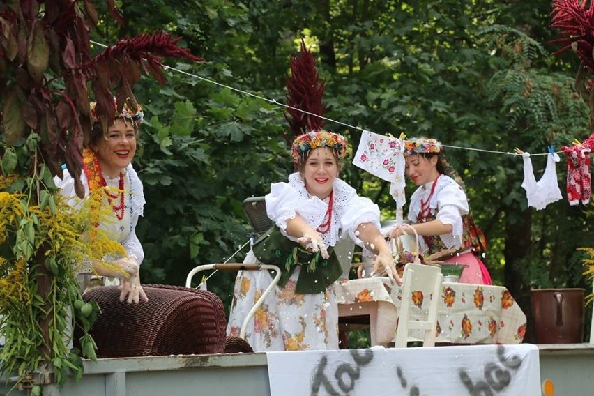 Dożynki w Koszęcinie 2018. Przemarsz korowodu ulicami miejscowości i występy sceniczne ZDJĘCIA