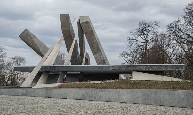 Charakter wystawy na Uniwersytecie Artystycznym w Poznaniu ma skłonić odbiorcę do refleksji na temat roli rzeźby w przestrzeni miejskiej. Na zdjęciu Pomnik Armii Poznań Anny Rodzińskiej.