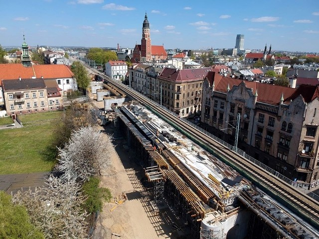 "W rejonie ul. Blich nasyp kolejowy został zastąpiony estakadą. Zmieszczą się na niej cztery tory kolejowe" - podkreślają kolejarze.