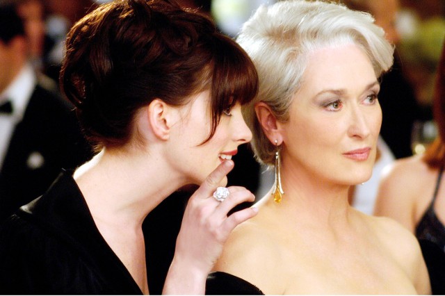 Meryl Streep wygląda w siwych włosach bardzo korzystnie.Scena z filmu Diabeł ubiera się u Prady.