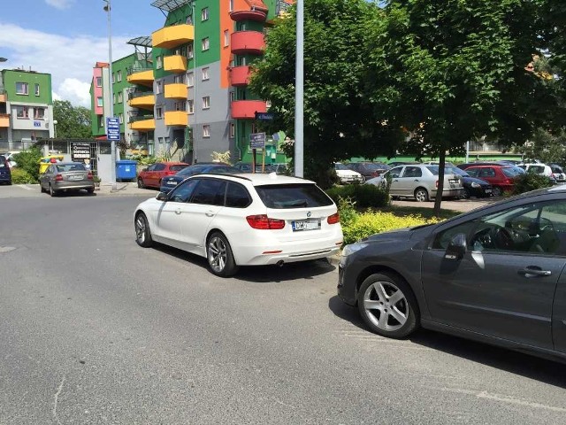 Tak parkują na Gaju. Kierowcy łamią przepisy, by nie płacić za parking przy szpitalu