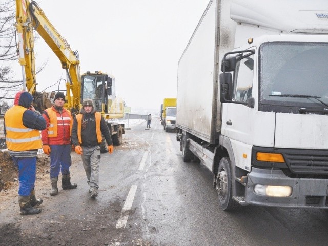 Warta 25 mln zł przebudowa drogi pomiędzy Dębską Kuźnią a Ozimkiem potrwa do końca tego miesiąca. (fot. Mariusz Jarzombek/archiwum)