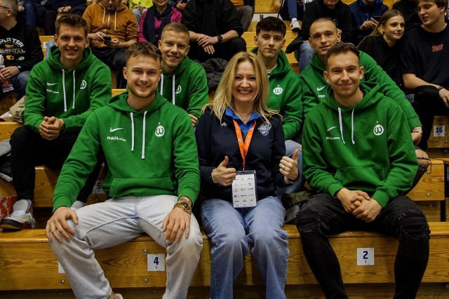 Agnieszka Suchecka, członek zarządu Enei Basket, w otoczeniu piłkarzy Warty Poznań