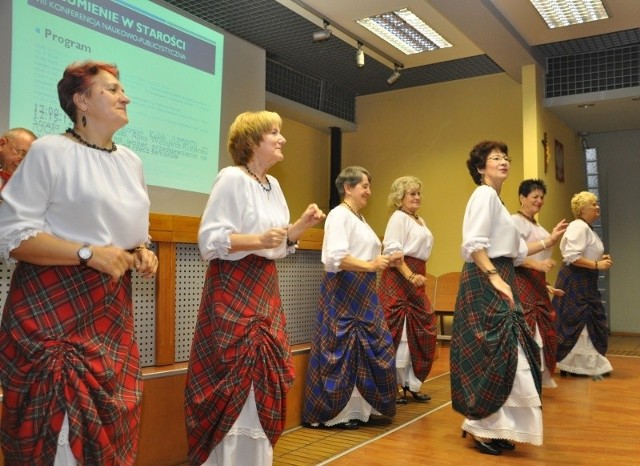 Tancerze zespołu "Senior Dance&#8221;, działającego przy Domu Dziennego Pobytu Złota Jesień, pokazali, że nigdy nie jest za późno na realizację pasji, bo to one mogą dać życiowe spełnienie.