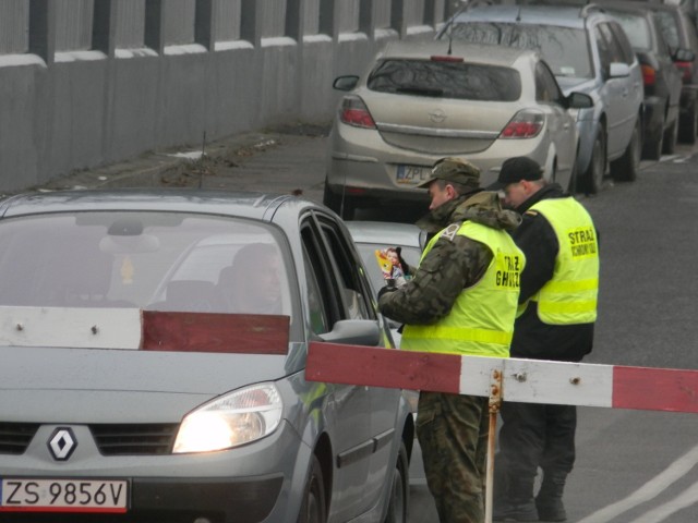 Podczas akcji pod hasłem "Bezpieczny przejazd. Zatrzymaj się i żyj!" na przejeździe kolejowym przy ul. Jagiellońskiej skontrolowano kilkaset samochodów.