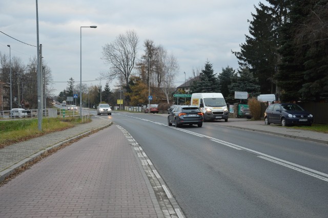 Obok drogi wojewódzkiej 776 stoją zabudowania, należące do Szklanej i Łaganowa.